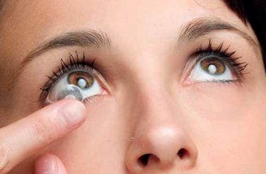 Svítící kontaktní čočky proti retinopatii