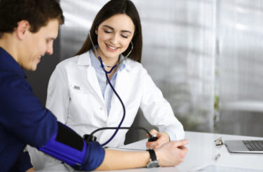 Krevní tlak pod kontrolou: Co je hypertenze a jak ji léčit?