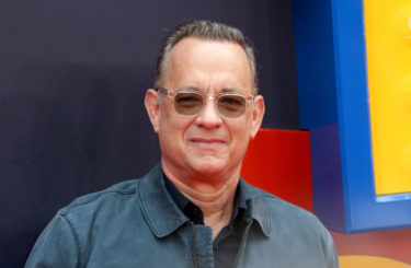 Tom Hanks získává navzdory diabetu fantastické role. V novém filmu Here zázračně omládne