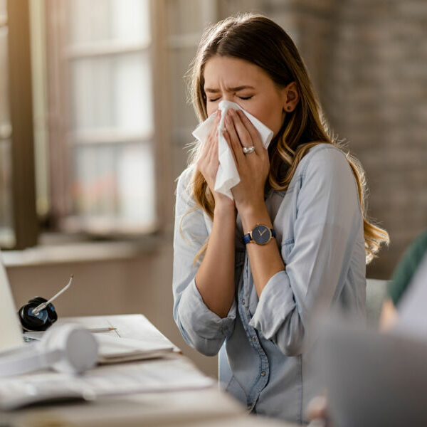 Léčit rýmu, kašel nebo chřipku antibiotiky je stejné jako zahánět hlad sprchou, říká odborník