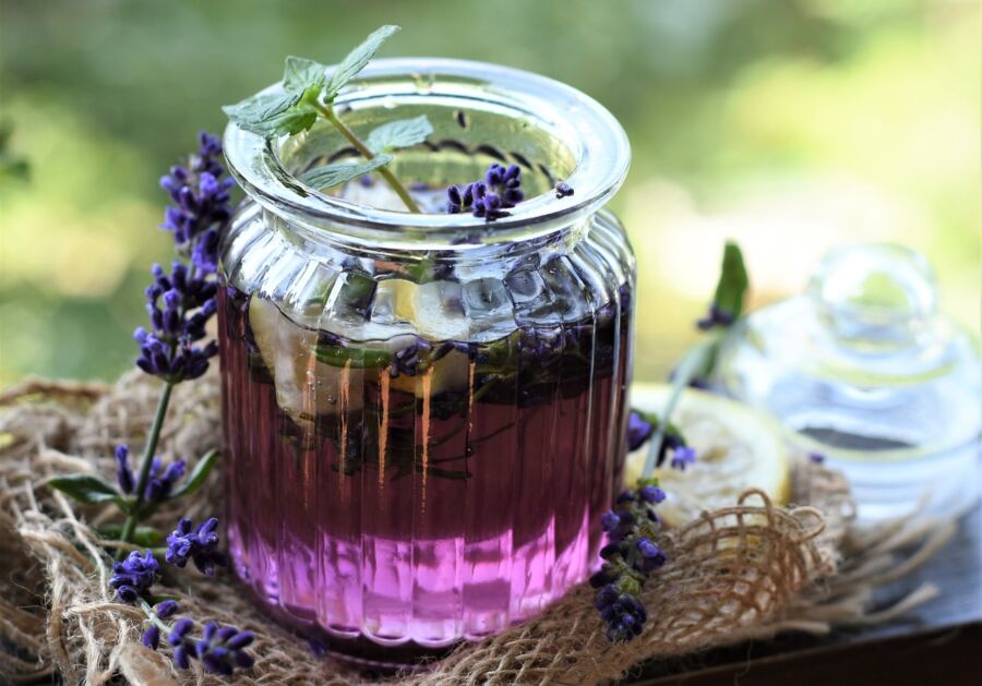 Vyrobte si lahodné domácí levandulové víno, sirup i olejíček pro uklidnění a zmírnění stresu