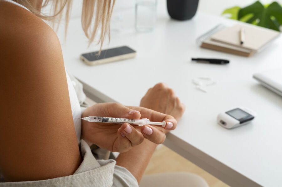 inzulinové pero, jehla, injekční stříkačka