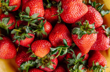 Diabetici, smlsněte si na jahodách. Šťavnaté ovoce osvěží, podpoří zdraví srdce a pomůže s regulací cukru v krvi